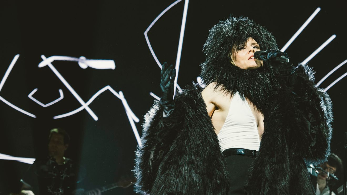 Irish singer and producer Róisín Murphy will perform at the Signal Afterparties presented by glo™