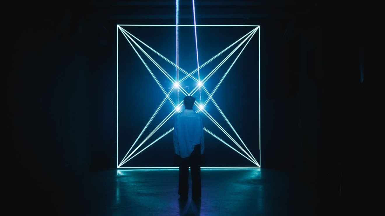 Light installation MIMIC.2 by Media Tribe in the interior of the Faculty of Law.