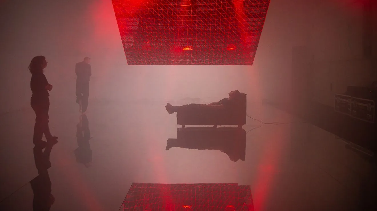 Instalace X Kinetic Techno Sculpture od Gábor Kitzinger, András László Nagy, Rozi Mákó pro Signal Festival 2026