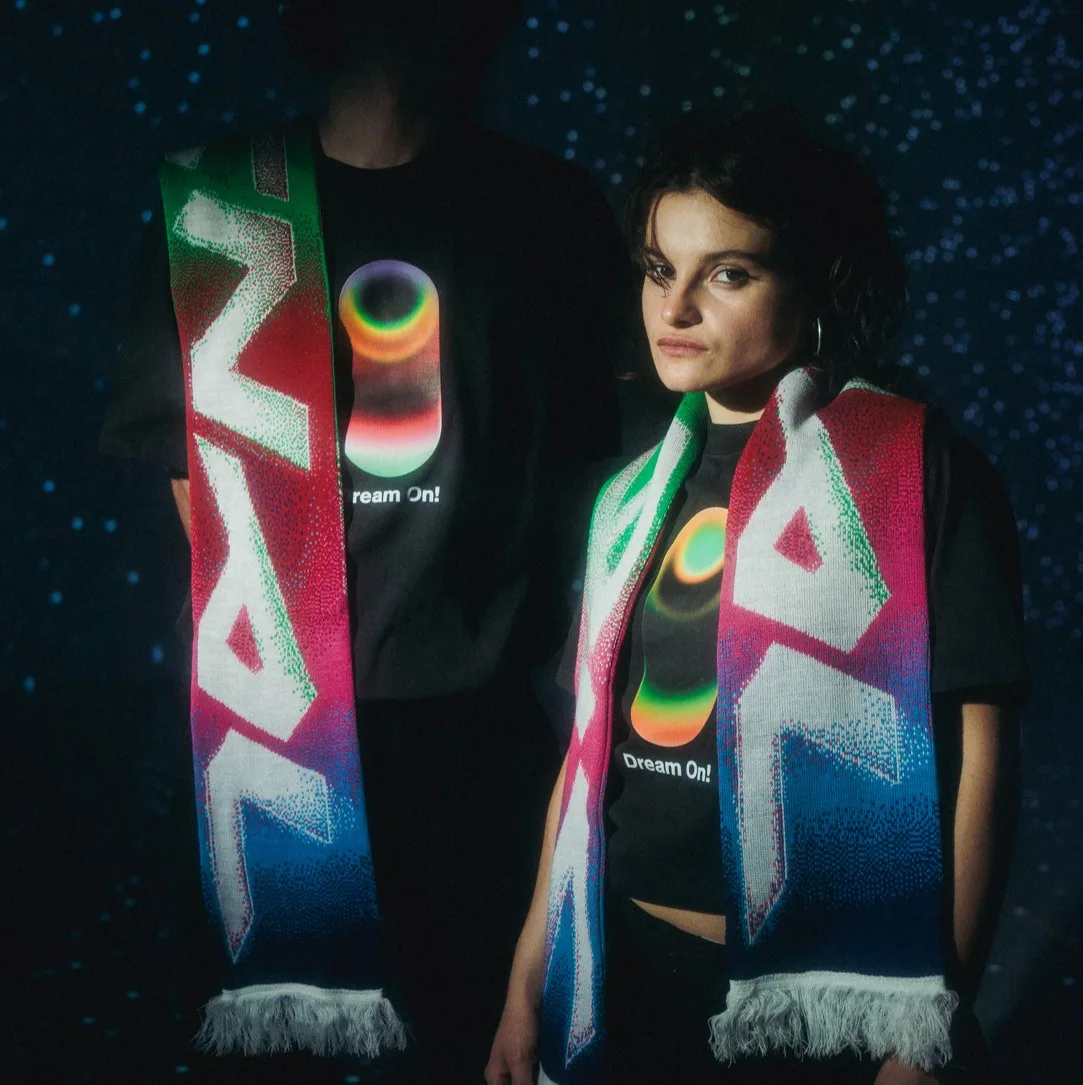 Signal Merch vznikl ve spolupráci s Freshlabels, šály